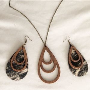 Hand
Made Wood Leather Earring and Necklace
